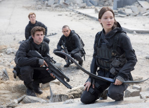 Rebellen auf dem Weg ins Kapitol: Katniss (Jennifer Lawrence), Gale (Liam Hemsworth), Finnick (Sam Claflin) und Messalla (Evan Ross)