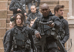 Katniss Everdeen (Jennifer Lawrence, links), Boggs (Mahershala Ali, mittig) und Gale Hawthorne (Liam Hemsworth, rechts)