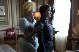Effie Trinket (Elizabeth Banks, links) und Katniss Everdeen (Jennifer Lawrence, rechts)