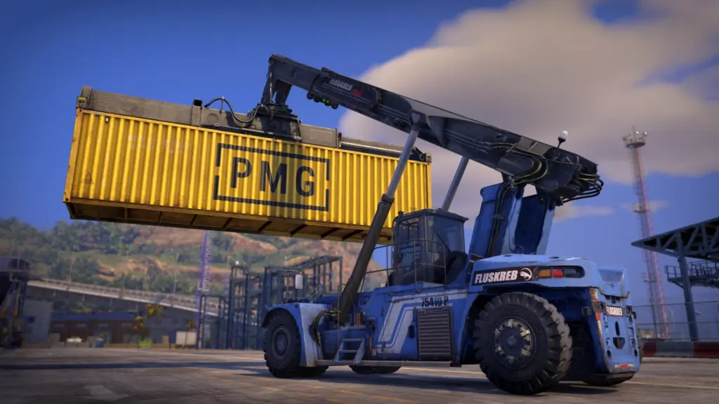 Reach Stacker hebt Container im Hafen in Docked