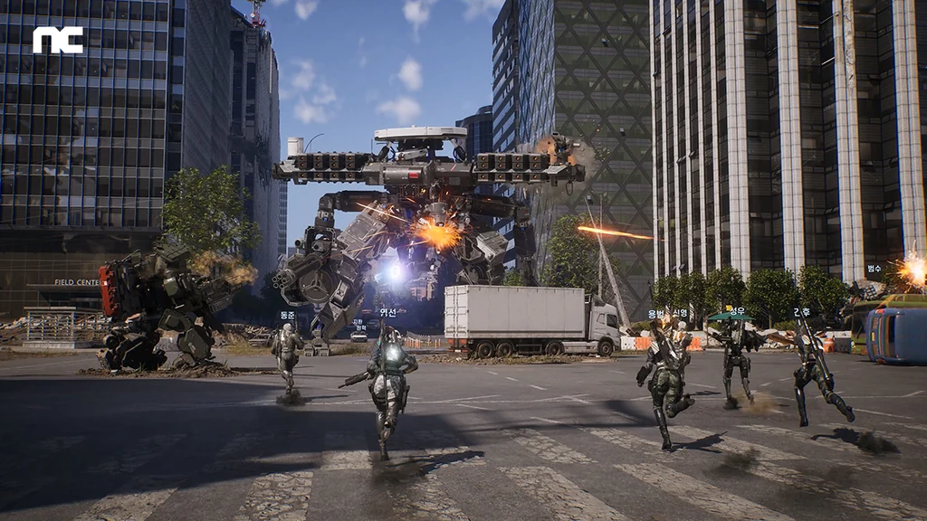 Spieler kämpfen in Cinder City gegen einen großen Mech in Seoul