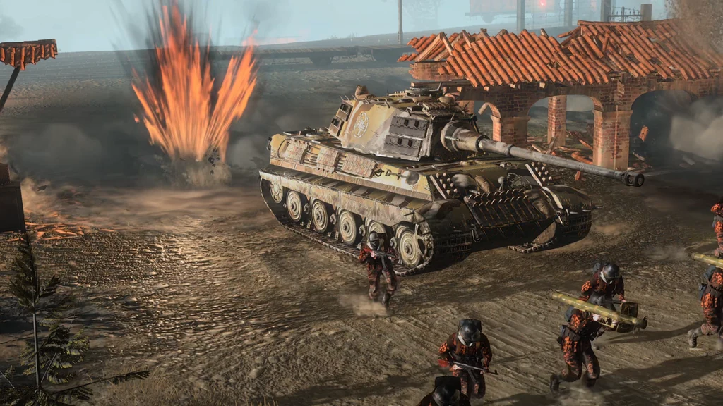 Ein Panzer steht neben einem Gebäude, während hinter ihm ein Geschoss einschlägt