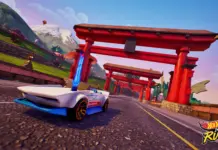 Weiß-blaues Hot-Wheels-Auto vor roten Torii in Drifty Temples