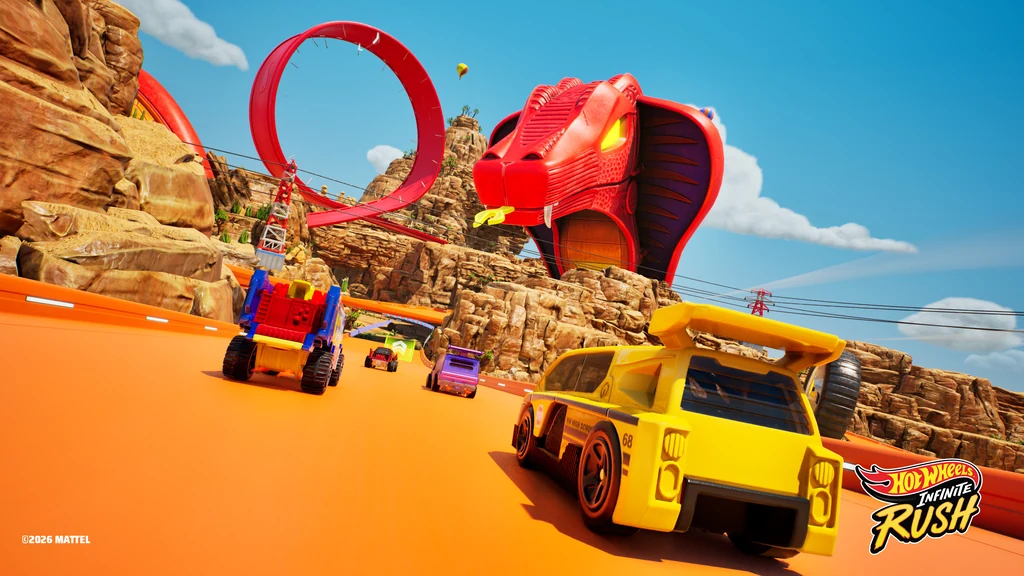Gelber Truck und weitere Hot-Wheels-Autos auf einer orangefarbenen Bahn vor einer roten Schlangenfigur