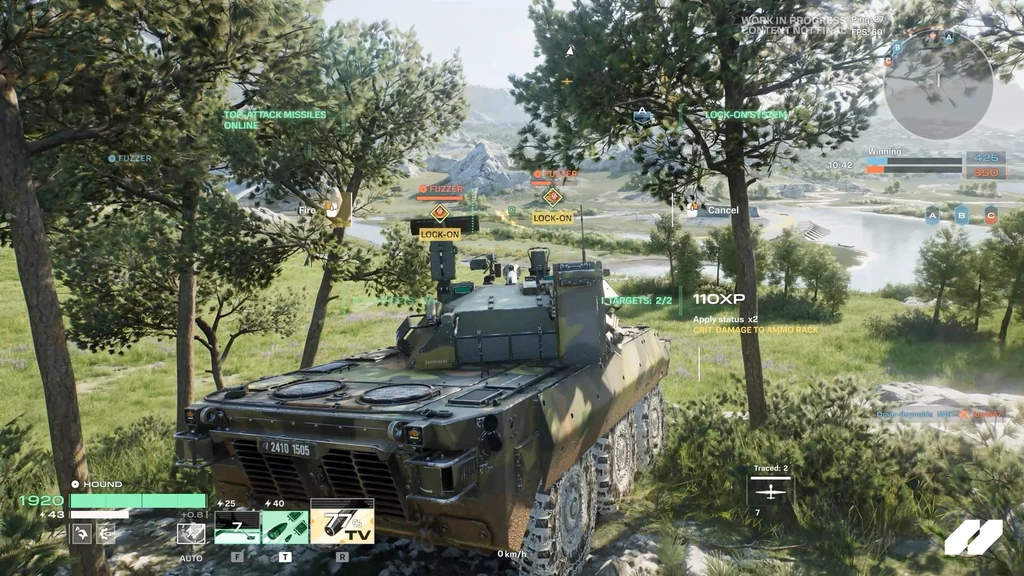 Ein Panzer steht zwischen Bäumen am Rand einer offenen Gefechtsfläche.