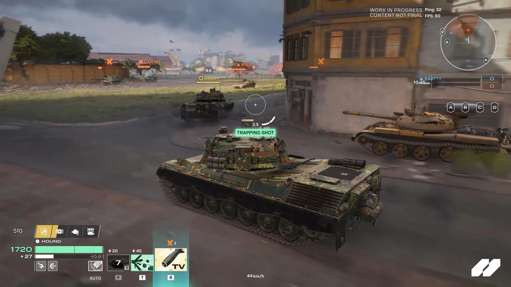 Ein Panzer nutzt die Ecke eines Gebäudes, während vor ihm weitere Fahrzeuge zu sehen sind.