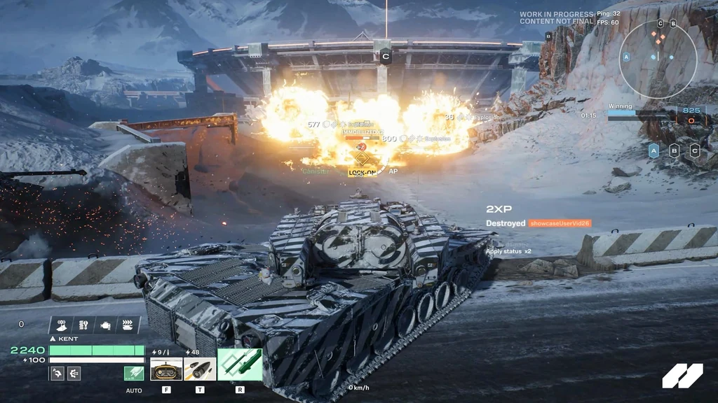 Ein getarnter Panzer steht vor einer verschneiten Anlage mit Explosionen im Hintergrund.