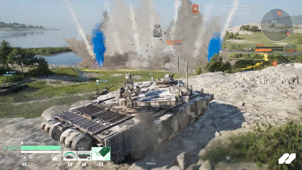 Vor einem Panzer steigen mehrere Explosionen und Rauchwolken auf.
