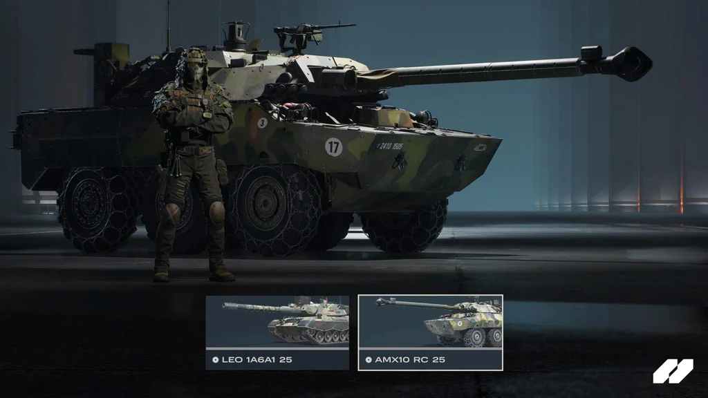 Ein Agent steht neben einem Radpanzer in einer dunklen Fahrzeughalle.